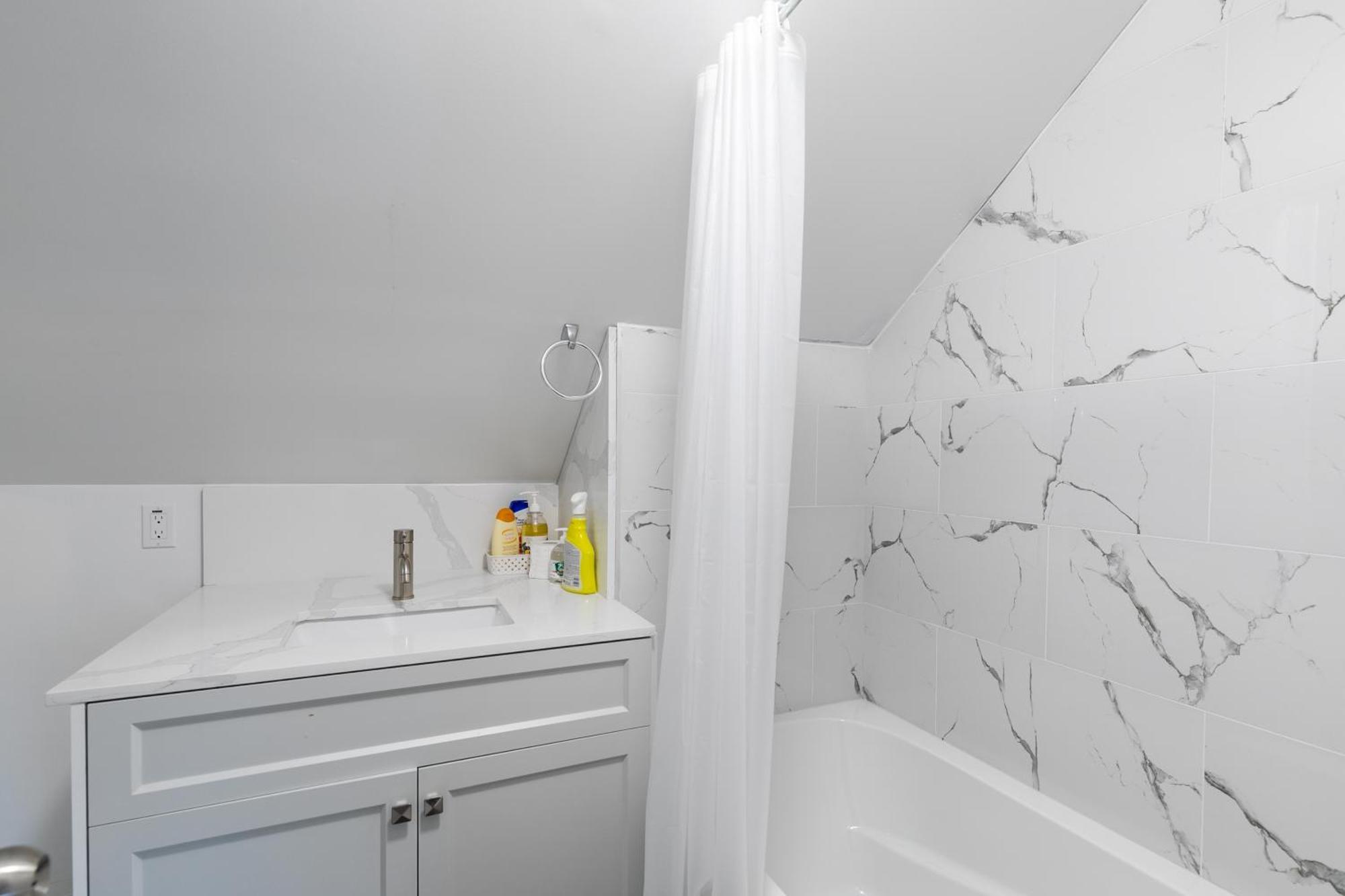 Beautiful Renovated Home 3 Mins Drive To Fall Niagara Falls Extérieur photo