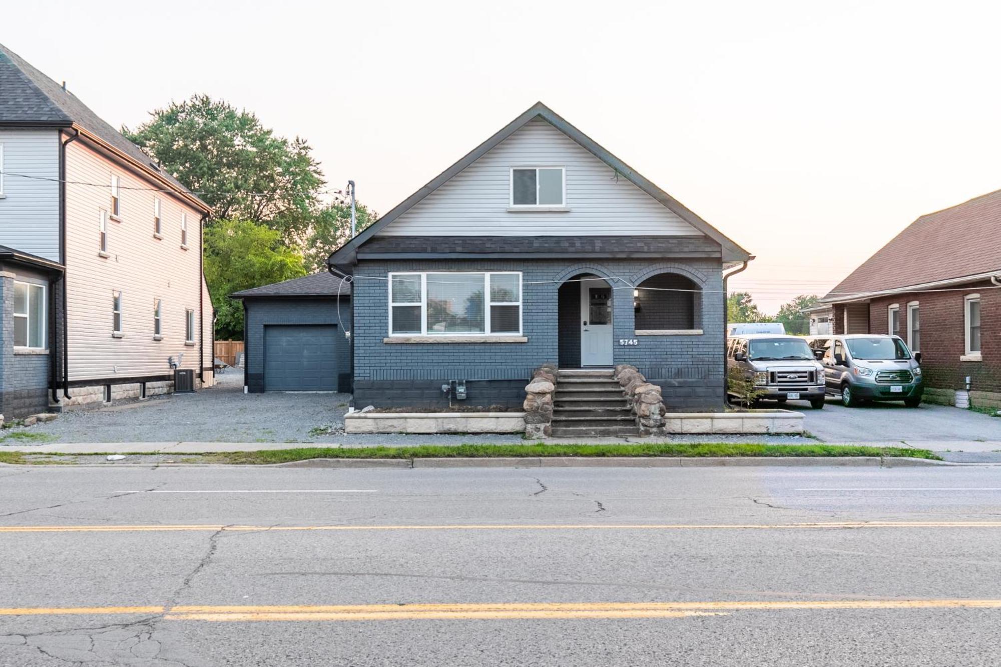 Beautiful Renovated Home 3 Mins Drive To Fall Niagara Falls Extérieur photo